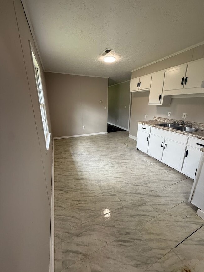 Building Photo - 11 Glenda Dr