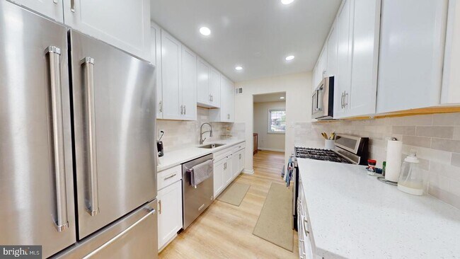 Building Photo - 5810 Helmsdale Ln