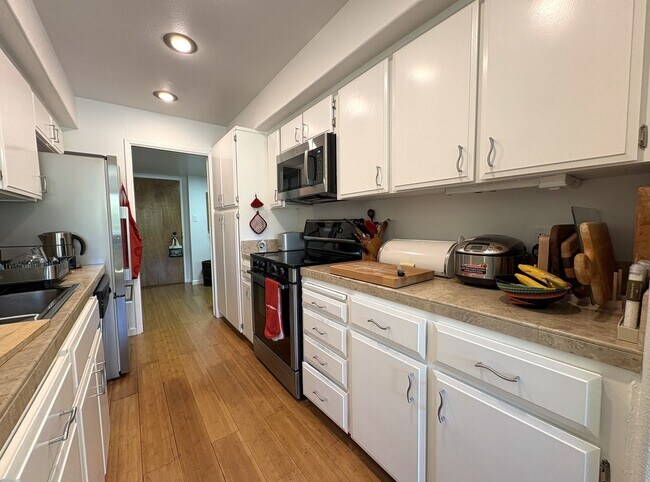 Building Photo - Beautiful 2-Bedroom Corner Condo in Downtown Palo Alto