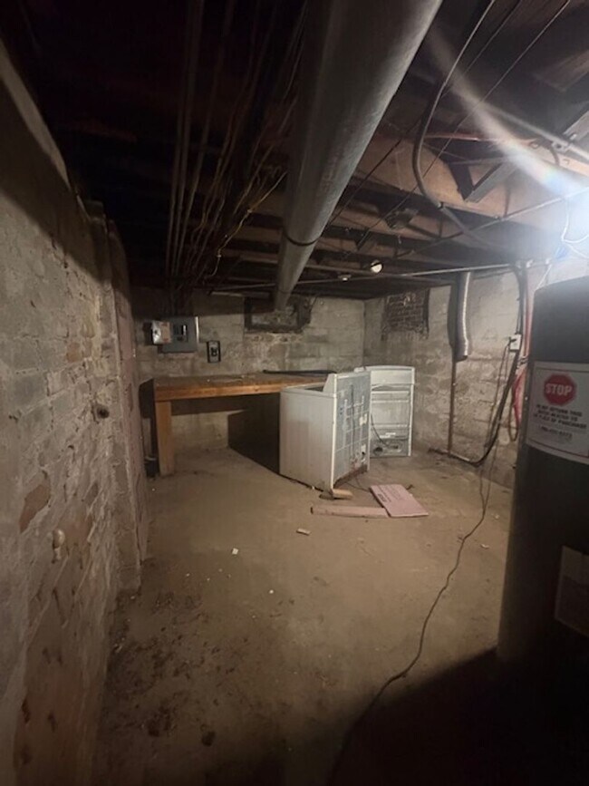 Building Photo - Single Family home with large yard