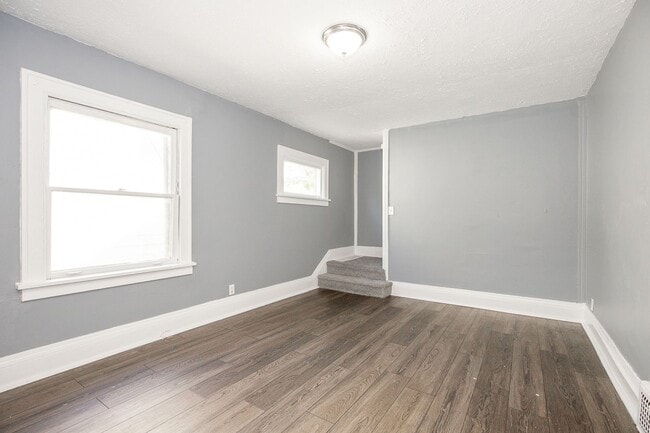 Building Photo - 2 BED 1 BATH SINGLE FAMILY HOME IN EUCLID!