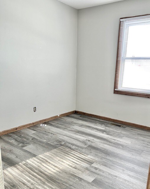 Building Photo - 2308 E Vermont Ave