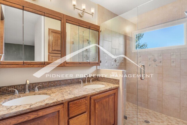 Building Photo - Beautiful 4 bedroom home with Stunning Col...