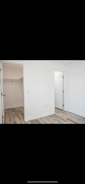 Building Photo - 8921 Cottonwood Ave