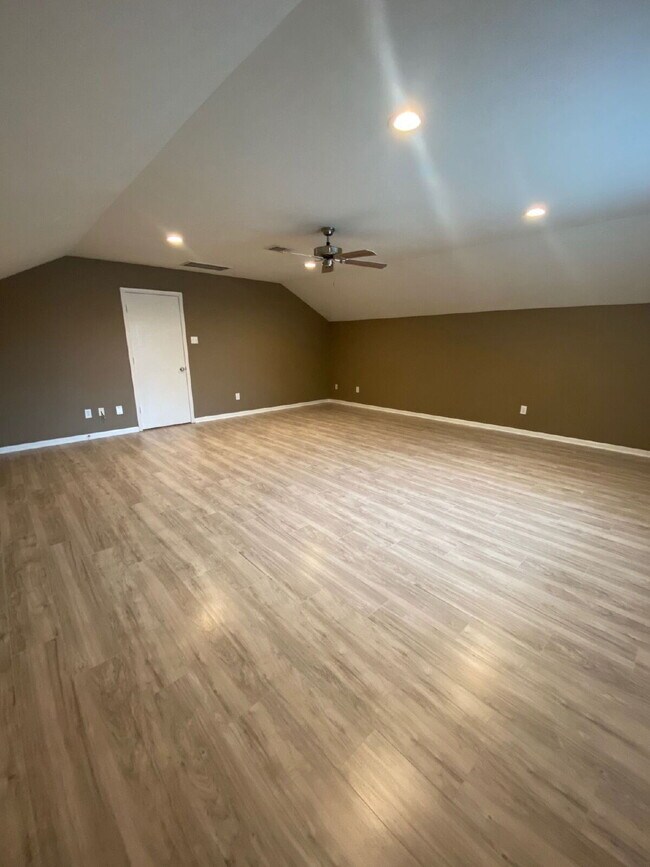 Building Photo - Spacious 4Bed, 2.5 Bath plus Bonus Room, 2-story home in the desirable Remington Grove community!