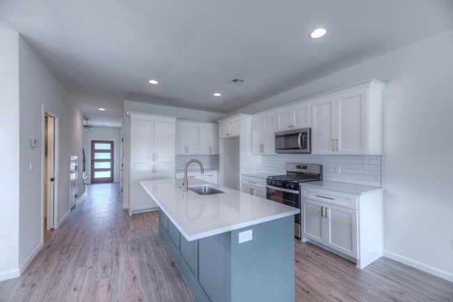 Building Photo - 2819 E 81st Pl