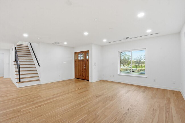 Building Photo - Beautiful Houston Home Featuring a Private Pool