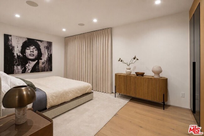 Building Photo - 1130 N Poinsettia Pl