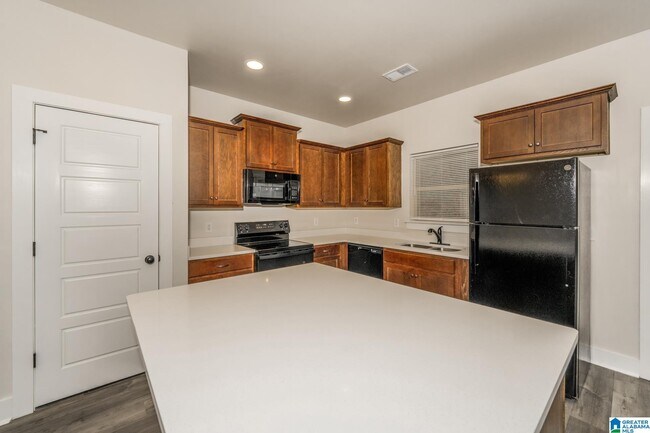 Building Photo - 915 Maple Trce