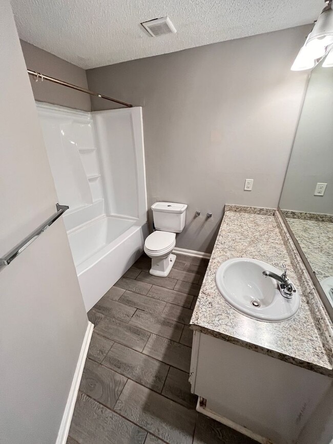 Building Photo - Charming 3-bedroom, 2-bath townhouse