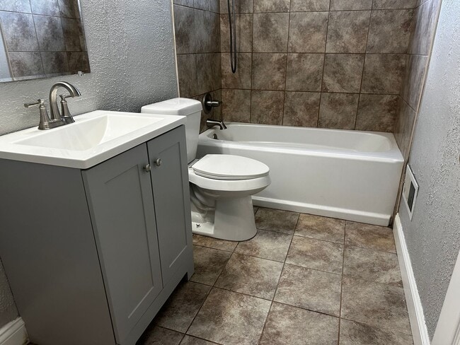 Building Photo - 3 BEDROOM HOME IN WARREN