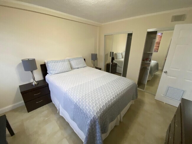 Building Photo - 335 Collins Ave