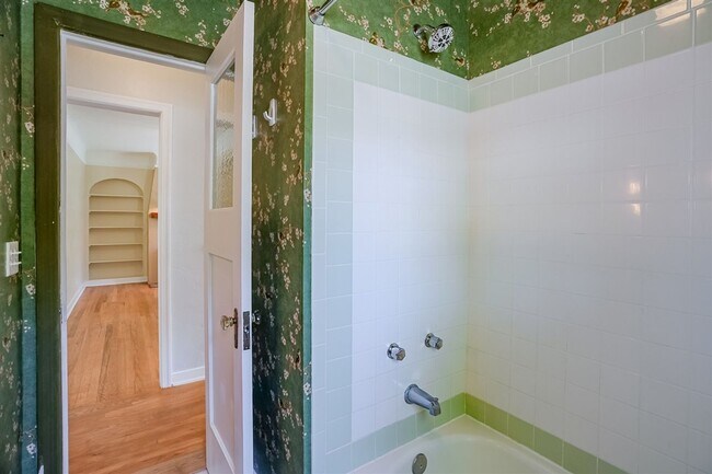 Building Photo - Live on Historic Park Avenue in this 2 Bed 1.5 Bath Single Family Home!