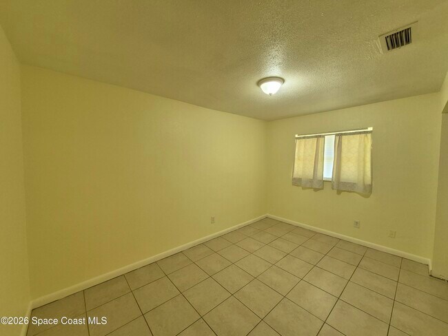 Building Photo - 819 Cedar Dr