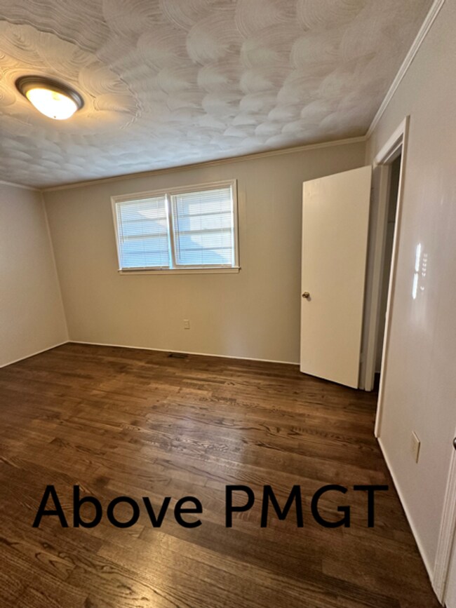 Building Photo - 2 Bedroom Duplex Ask us about our Move-in special!!