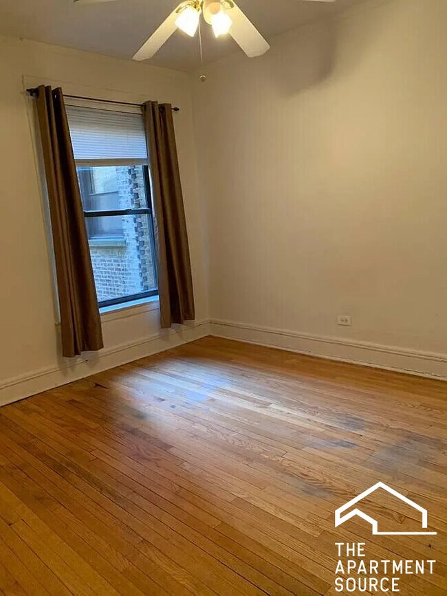 Building Photo - 906 W Belle Plaine Ave