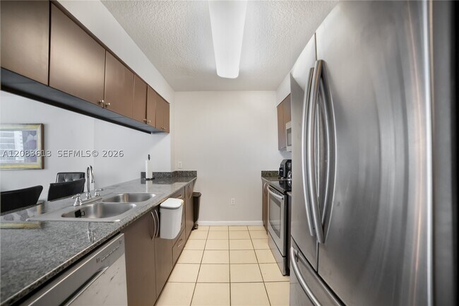 Building Photo - 1200 Brickell Bay Dr