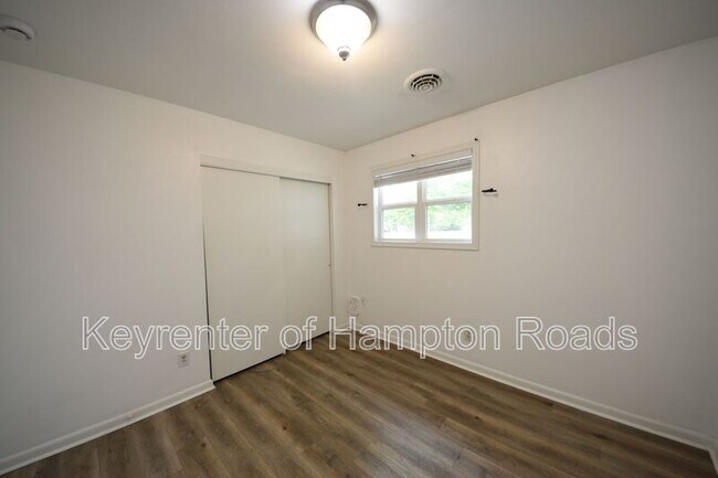 Building Photo - 823 Brentwood Dr