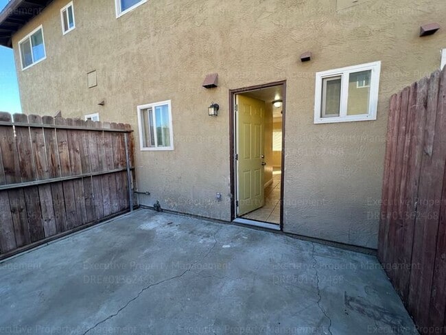 Building Photo - 2 bedroom, 1.5 bathroom townhouse.