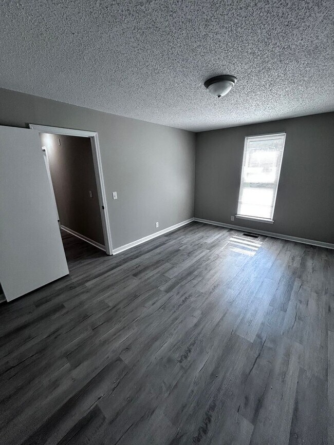 Building Photo - Large three bedroom, one and a half bath t...