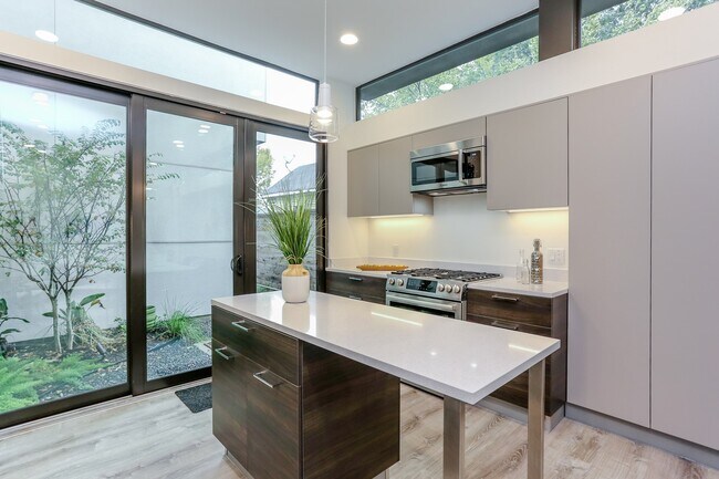 Building Photo - 3404 Saltus St