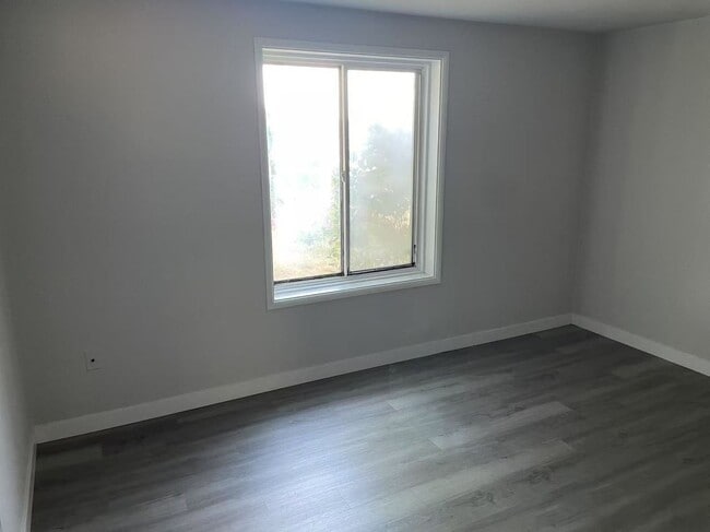 Building Photo - Nice 3-bed, 1 -bath single family house in...