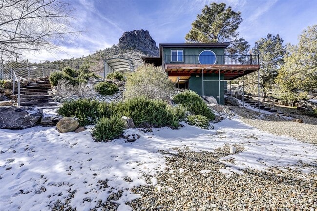 Building Photo - Newly Remodeled 2 Bed, 1 Bath + a Den  Home at The Base of Thumb Butte!