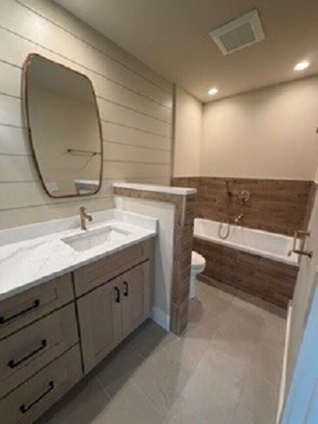 Building Photo - Lovely Remodeled Home In Hilton Head Plantation