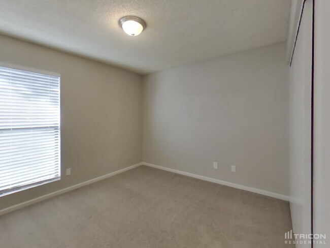 Building Photo - 669 W Barrow Dr