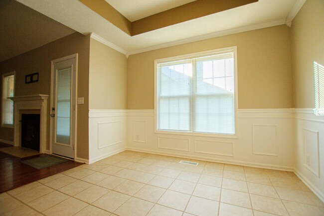 Building Photo - Pet Friendly Three Bedroom with Bonus in S...