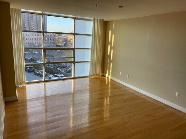 Building Photo - Luxury Condo on the Waterfront, with dedic...