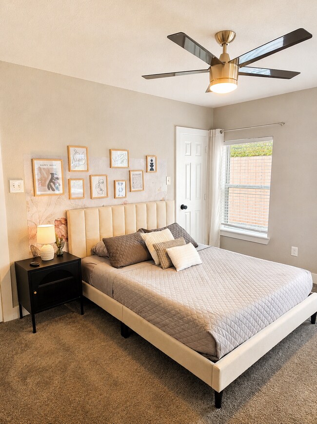 Building Photo - Spacious 3 Bed / 3 Bath Home with Modern Upgrades and Fenced Yard in South Dallas