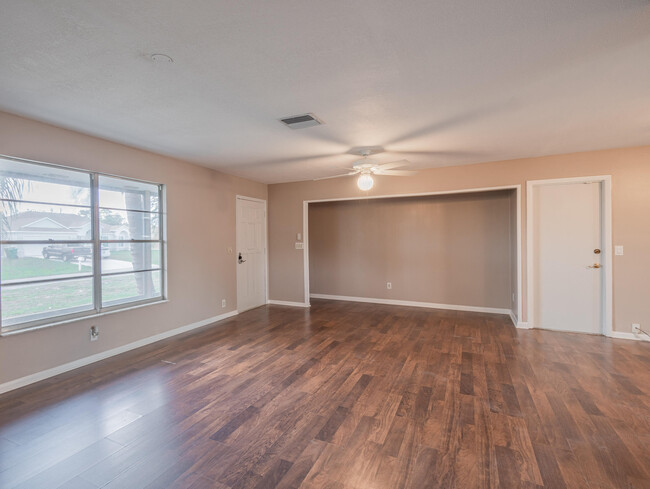 Building Photo - 602 SE Ridgely Ave