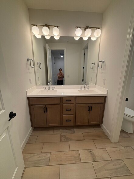 Building Photo - 2121 W Sonoran Desert Dr