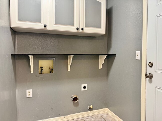 Building Photo - House For Rent