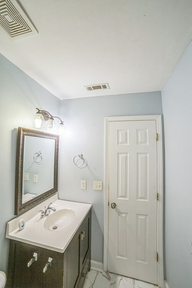 Building Photo - Spacious 5BR House in Fairburn