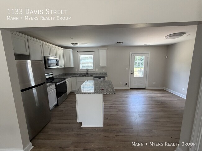 Building Photo - 1133 Davis St