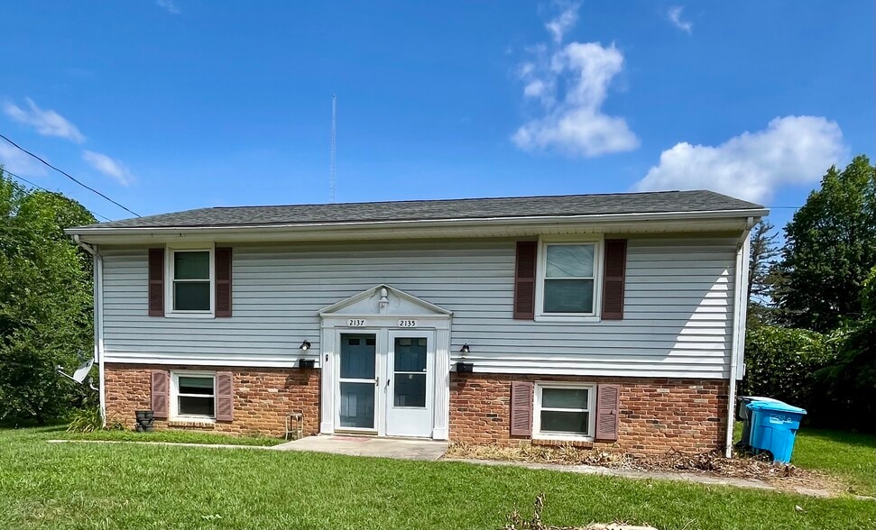 Primary Photo - 2135 Sanford Ave SW