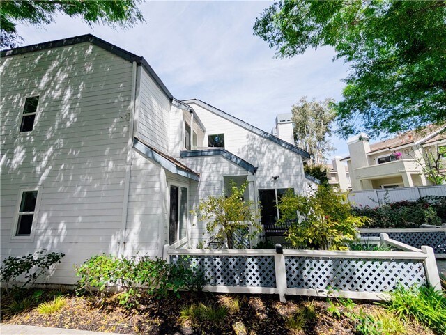 Building Photo - 631 Springbrook N