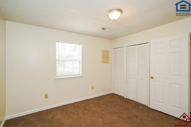 Building Photo - 824 Bybee Branch Rd