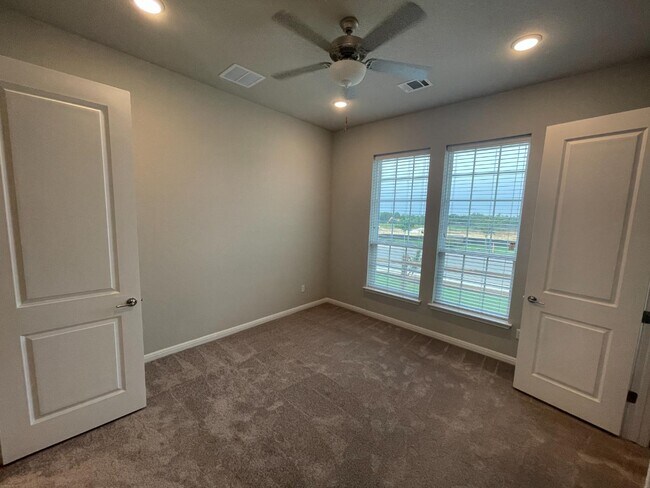 Building Photo - 1015 Vista View Dr