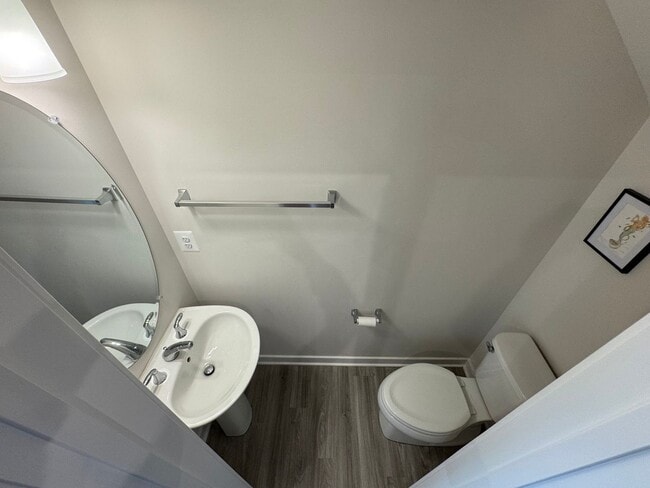 Building Photo - Stunning 2 Bed 2 Bath Interior Townhome In...