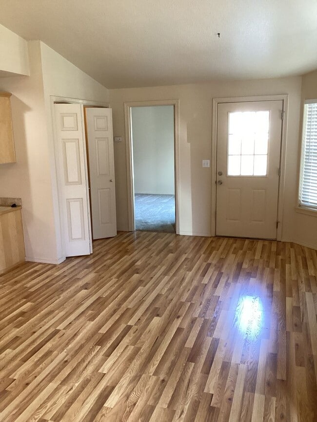 Building Photo - 1335-1335 NE Del Norte Ave