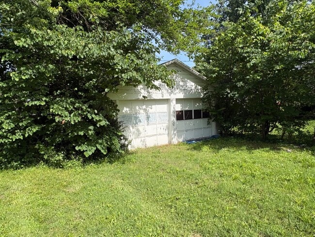 Building Photo - Charming 2 Bedroom Home