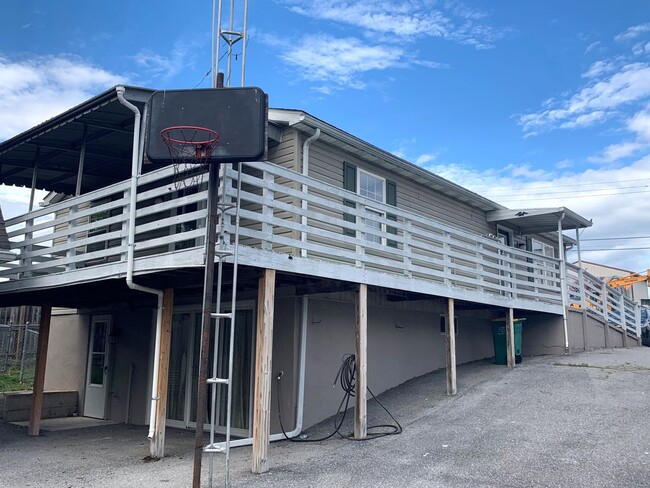 Building Photo - MOVE IN READY, APPLY NOW!!