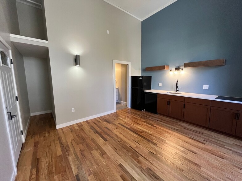 Building Photo - 154 N Topeka St