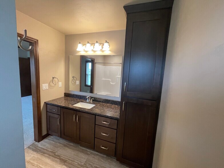 MASTER BATH - 629 Diversity Dr