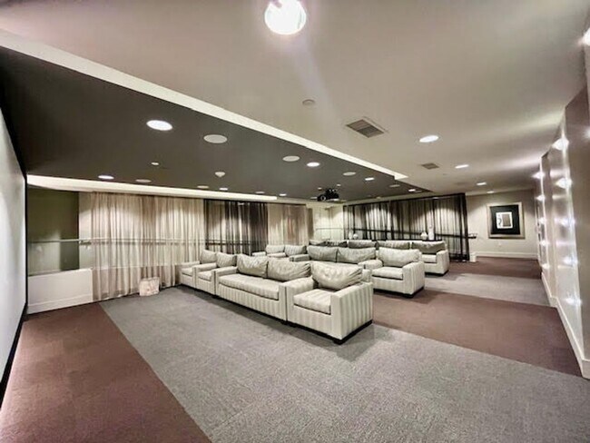 Building Photo - City living at its best! 2 BR/2 BA @ the M...