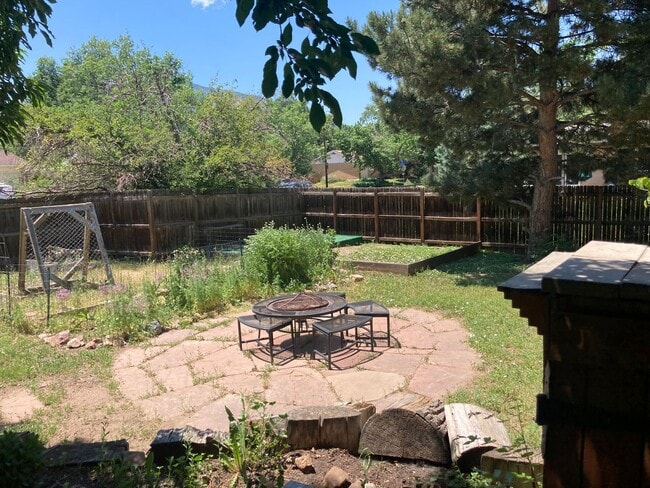 Building Photo - Huge 5BR, large yard, fireplace, big rooms...