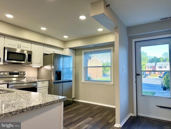 Building Photo - 313 Sweet Briar Ct